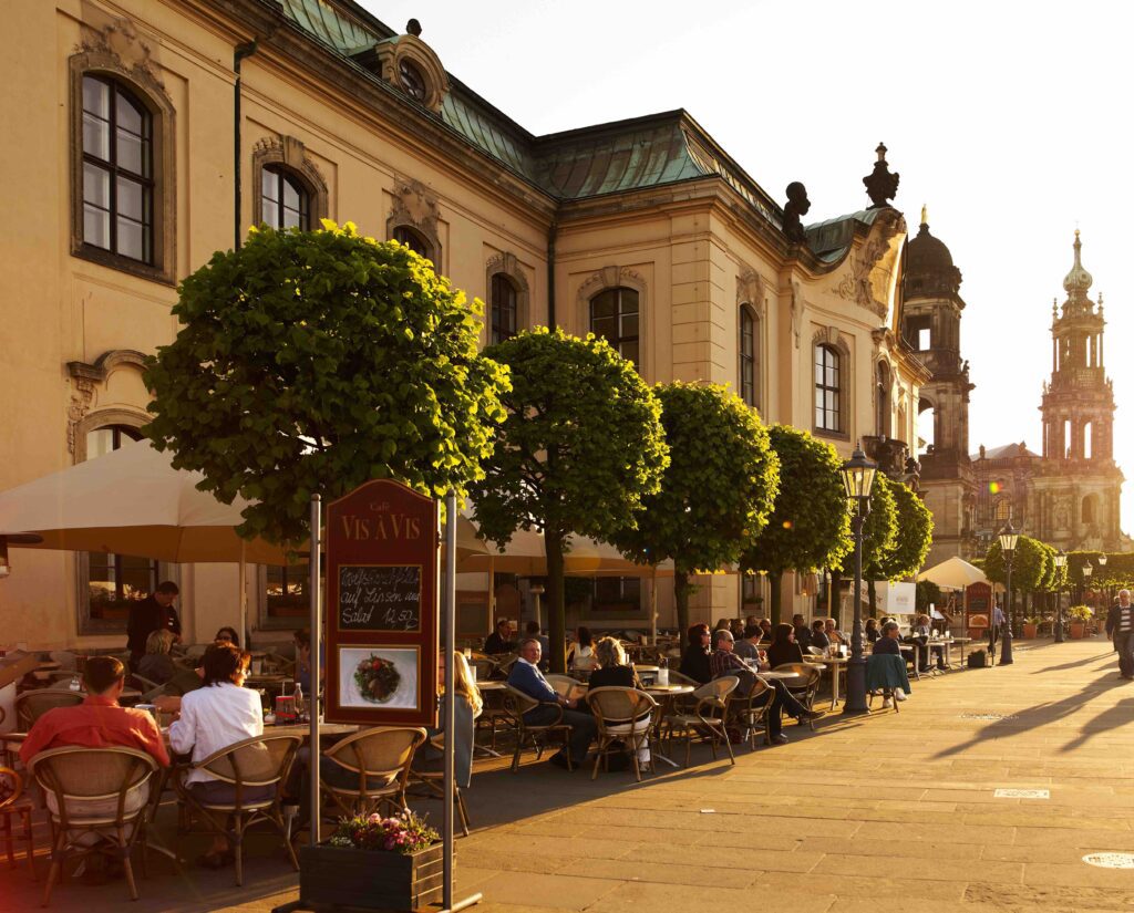 Außenplätze Café Vis á Vis auf der Brühlschen Terrasse