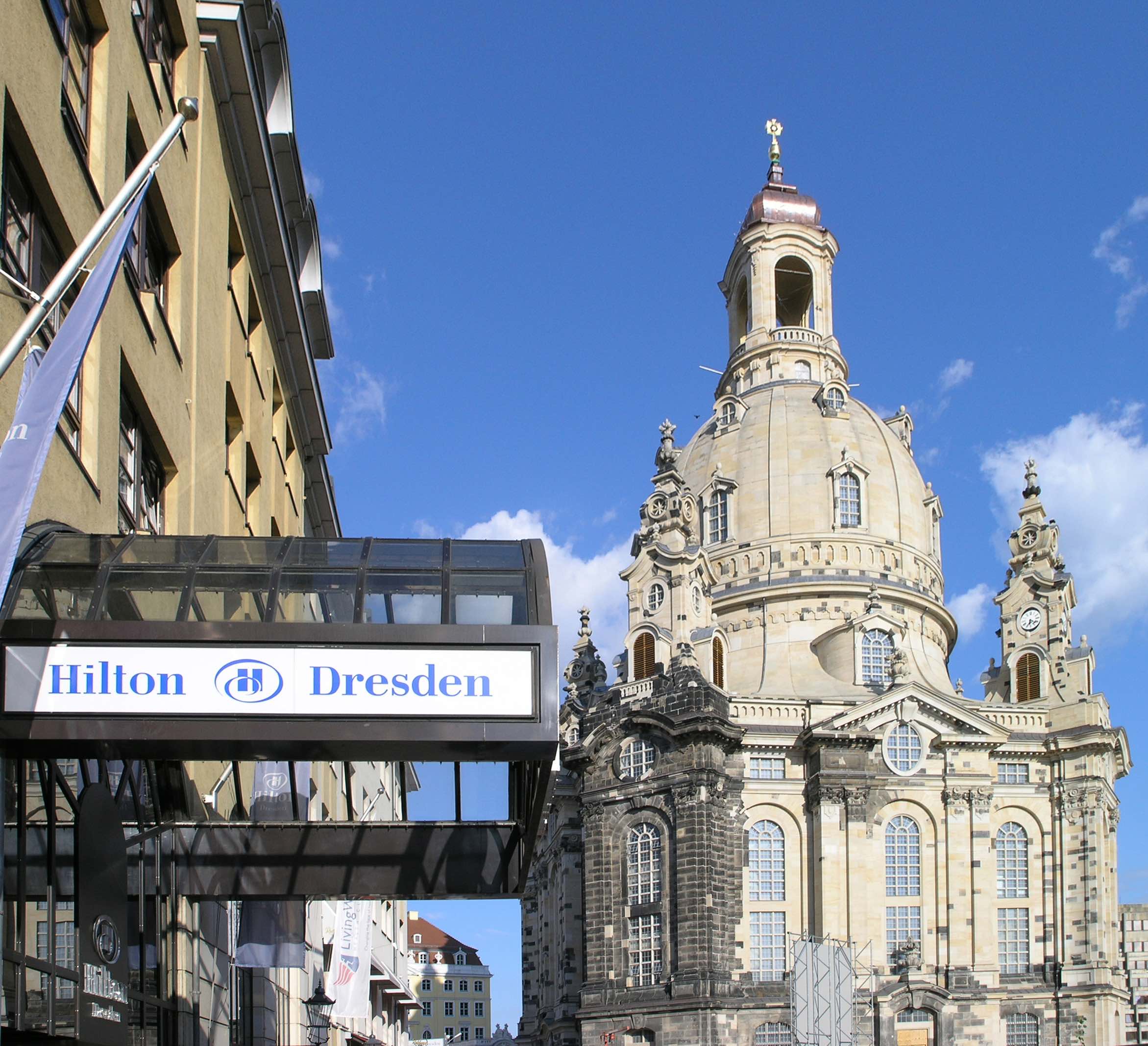 Hilton Hotel Dresden Außenansicht mit Frauenkirche