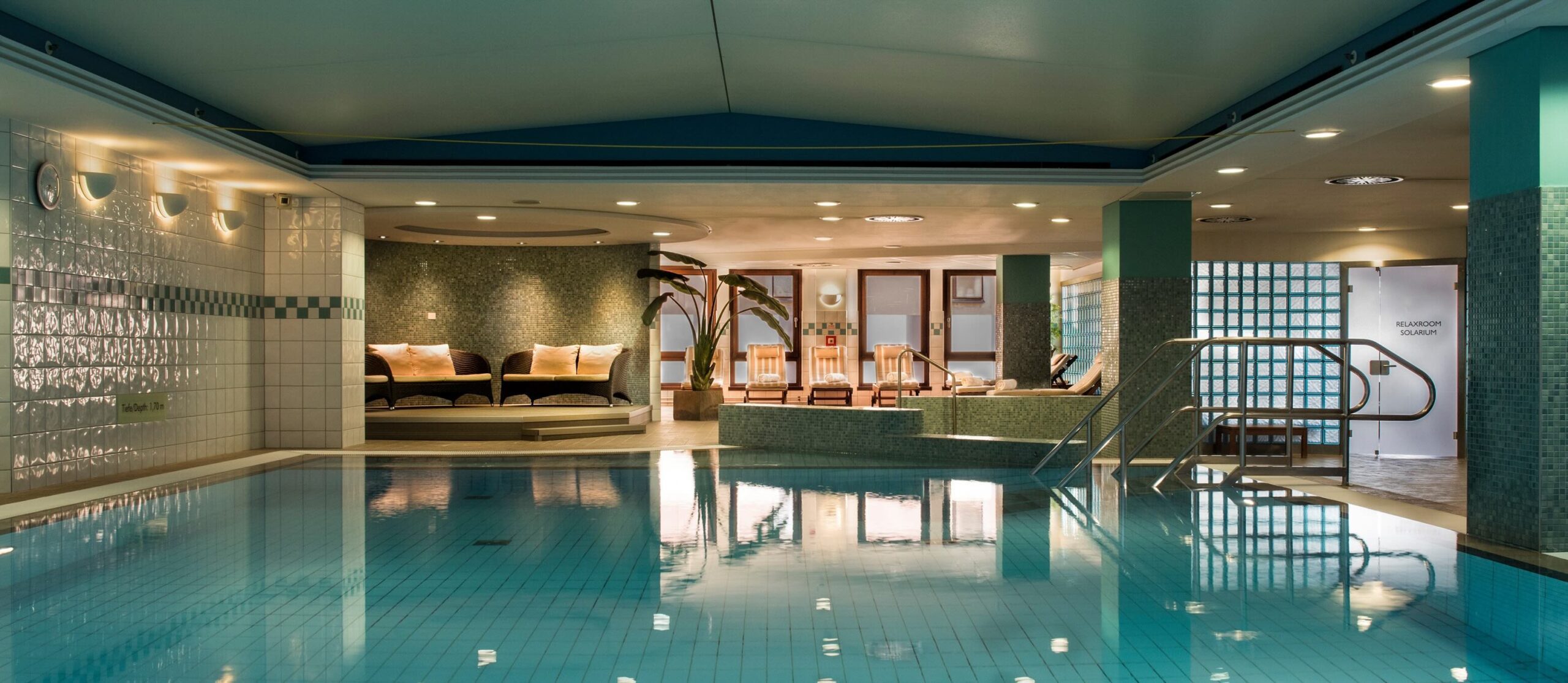 Pool LivingWell Health Club im Hilton Dresden