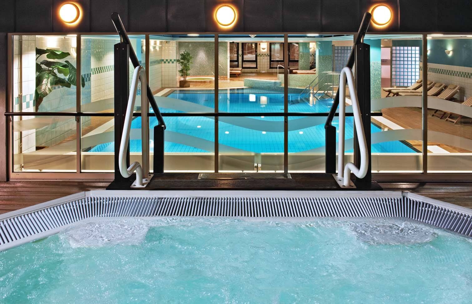 Pool LivingWell Health Club im Hilton Dresden